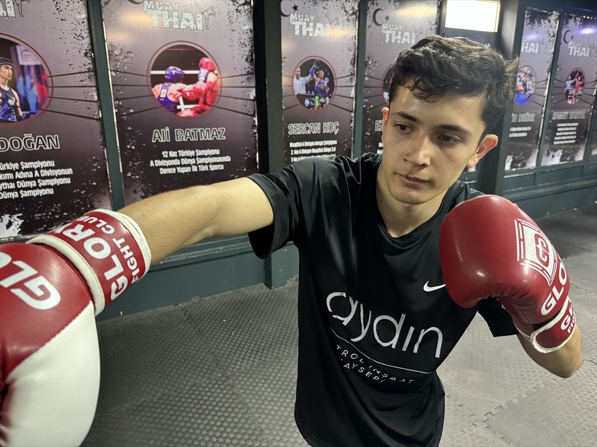 Milli sporcu Şükrü Kirlikaya, imkansızlıklar nedeniyle yıllar önce muaythai sporunu bırakmak...