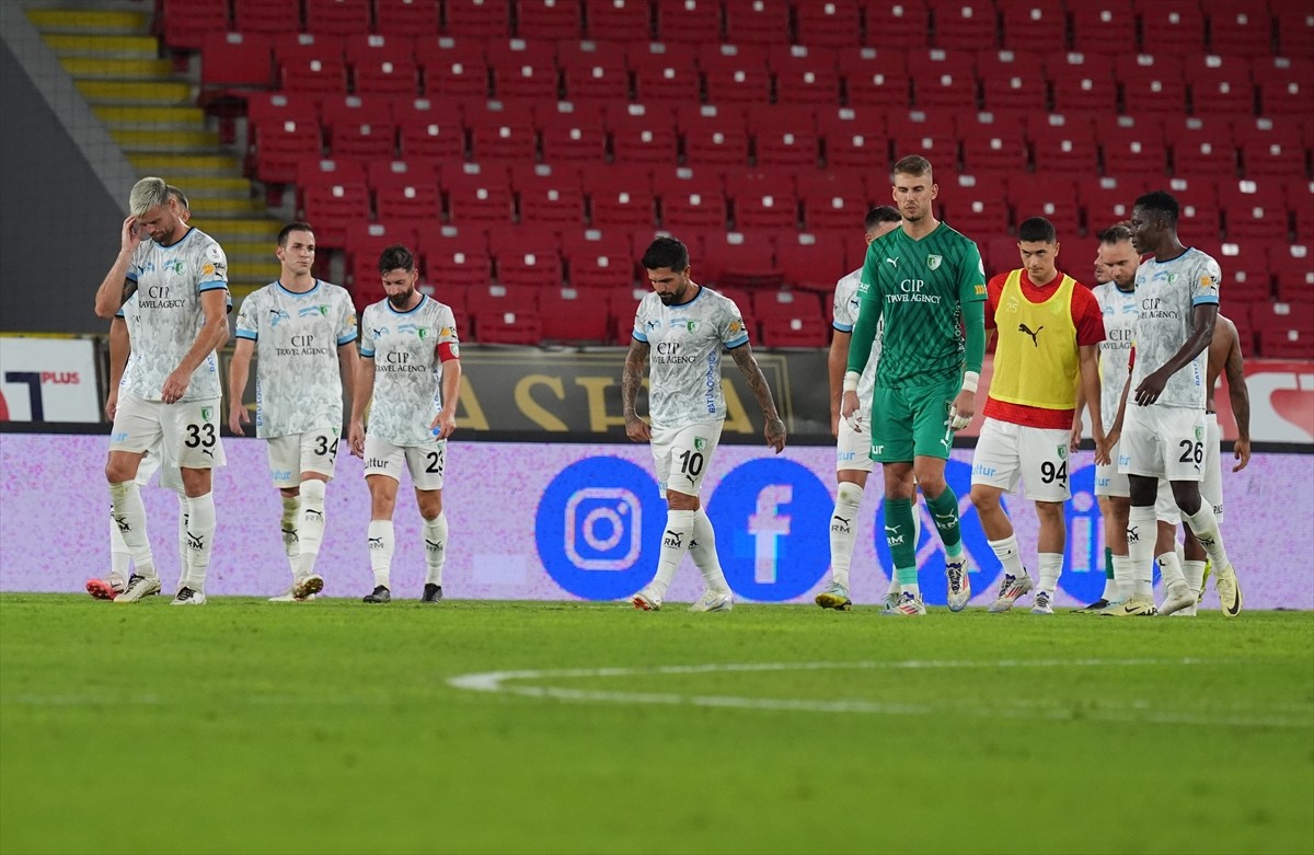 Trendyol Süper Lig'in 4. haftasında Göztepe ile Sipay Bodrum FK takımları, Gürsel Aksel Stadı'nda...