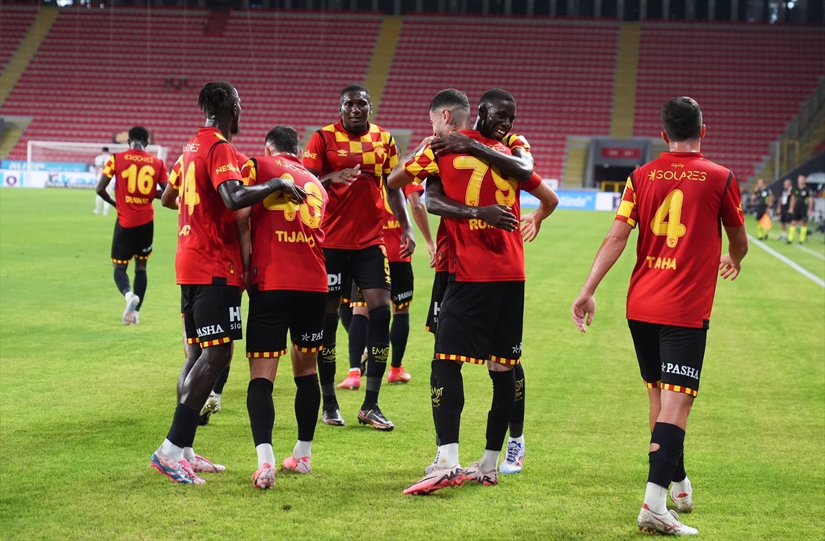 Trendyol Süper Lig'in 4. haftasında Göztepe ile Sipay Bodrum FK takımları, Gürsel Aksel Stadı'nda...