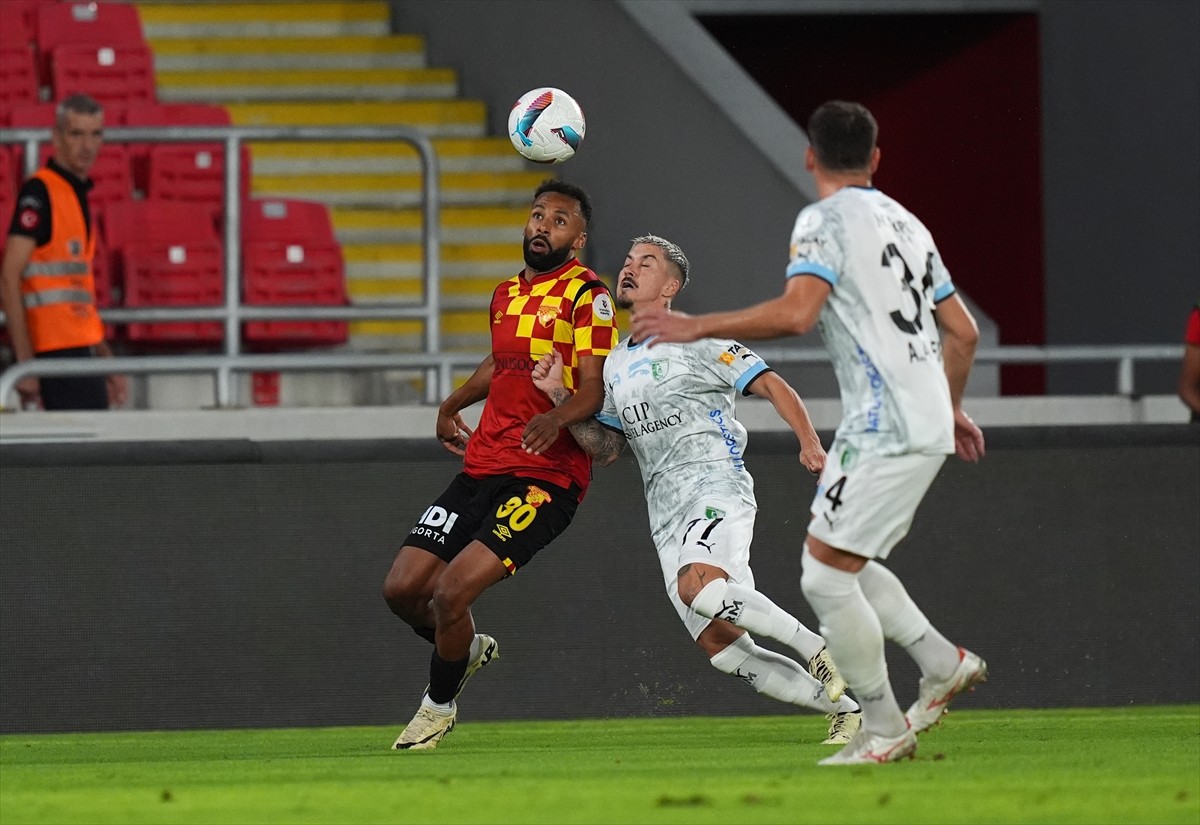 Trendyol Süper Lig'in 4. haftasında Göztepe ile Sipay Bodrum FK takımları, Gürsel Aksel Stadı'nda...