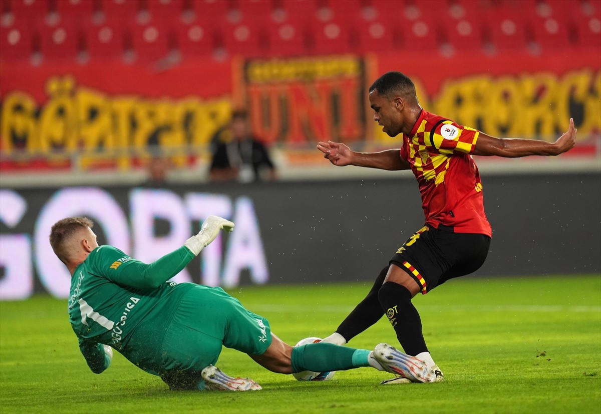 Trendyol Süper Lig'in 4. haftasında Göztepe ile Sipay Bodrum FK takımları, Gürsel Aksel Stadı'nda...