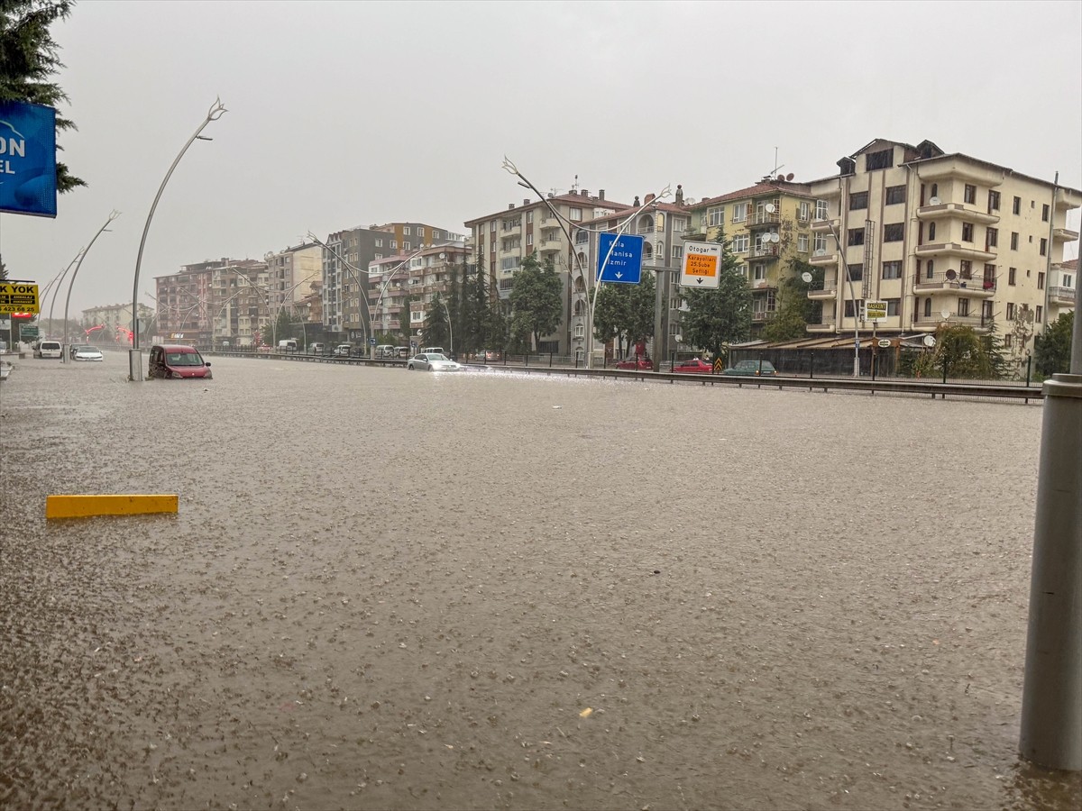 Uşak'ta sağanak hayatı olumsuz etkiledi. Sağanak nedeniyle birçok noktada su birikintileri...