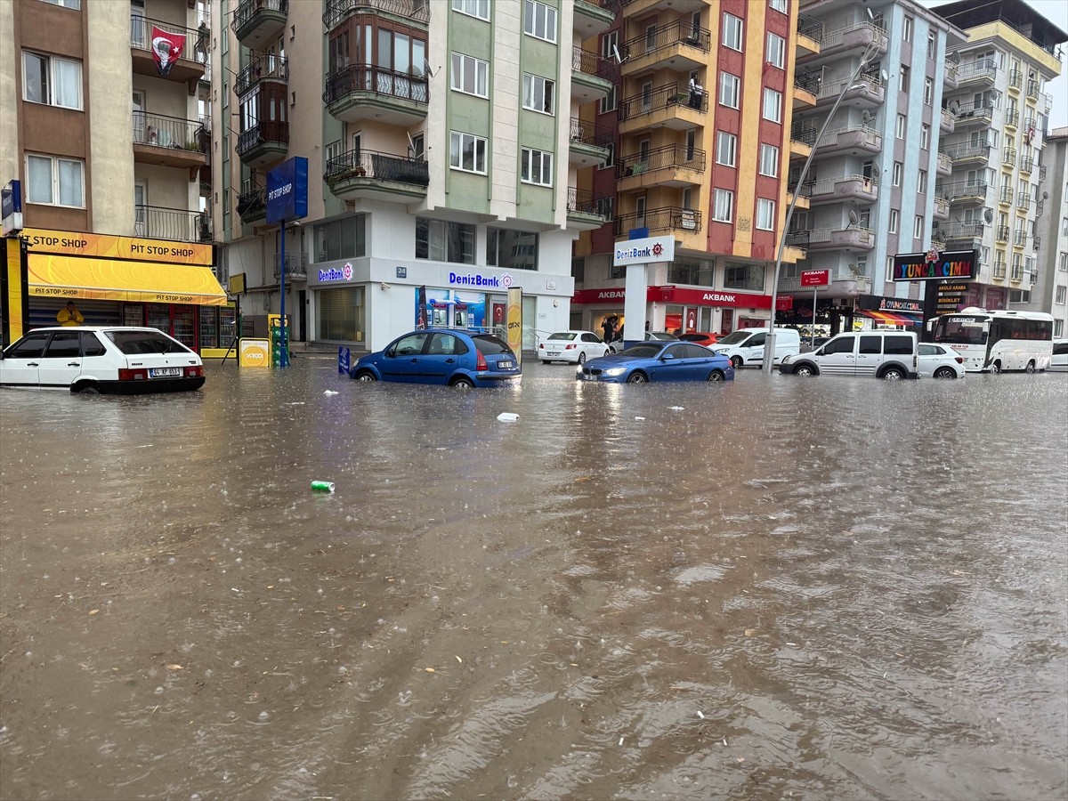 Uşak'ta sağanak hayatı olumsuz etkiledi. Sağanak nedeniyle birçok noktada su birikintileri...