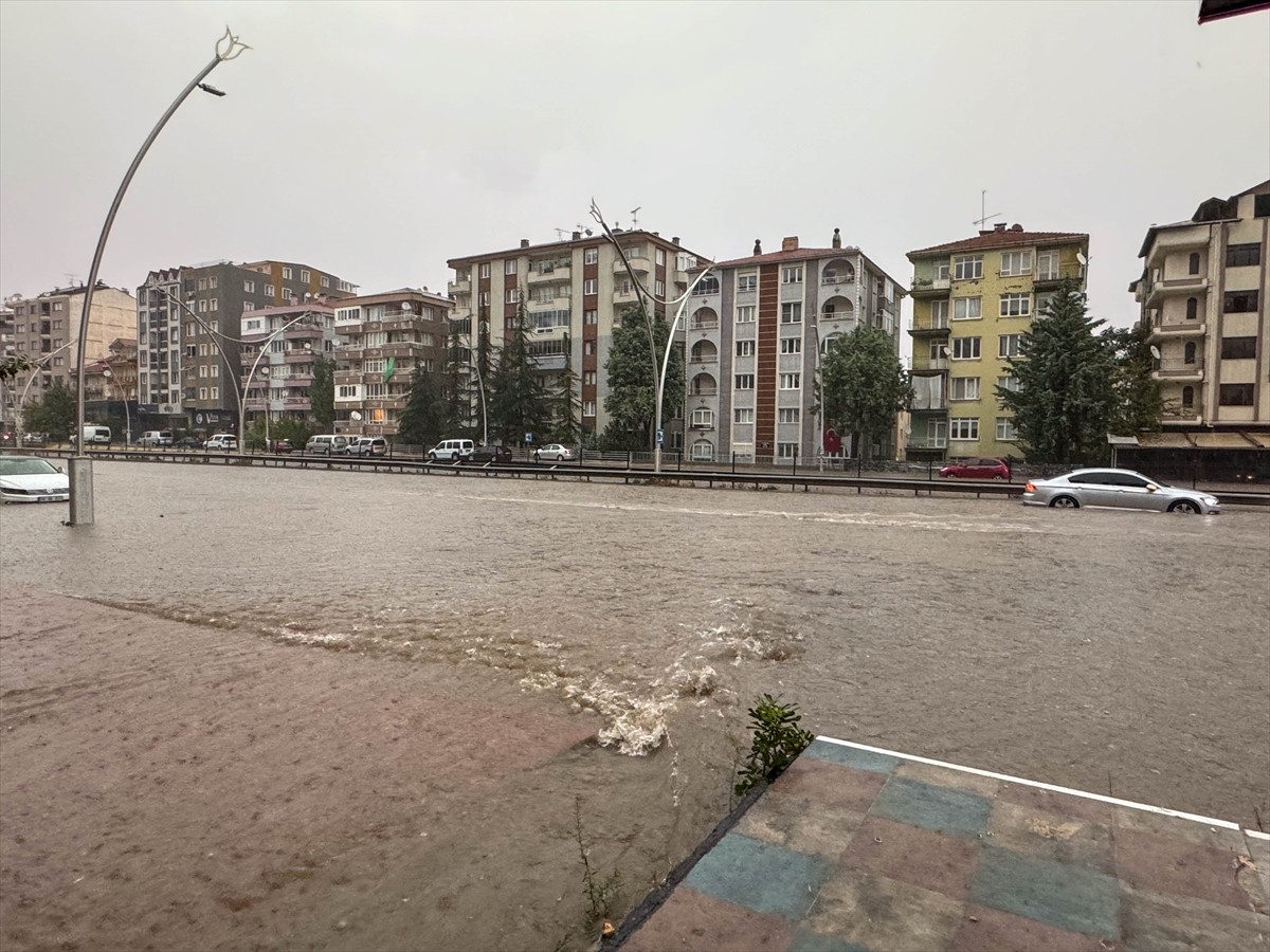 Uşak'ta sağanak hayatı olumsuz etkiledi. Sağanak nedeniyle birçok noktada su birikintileri...