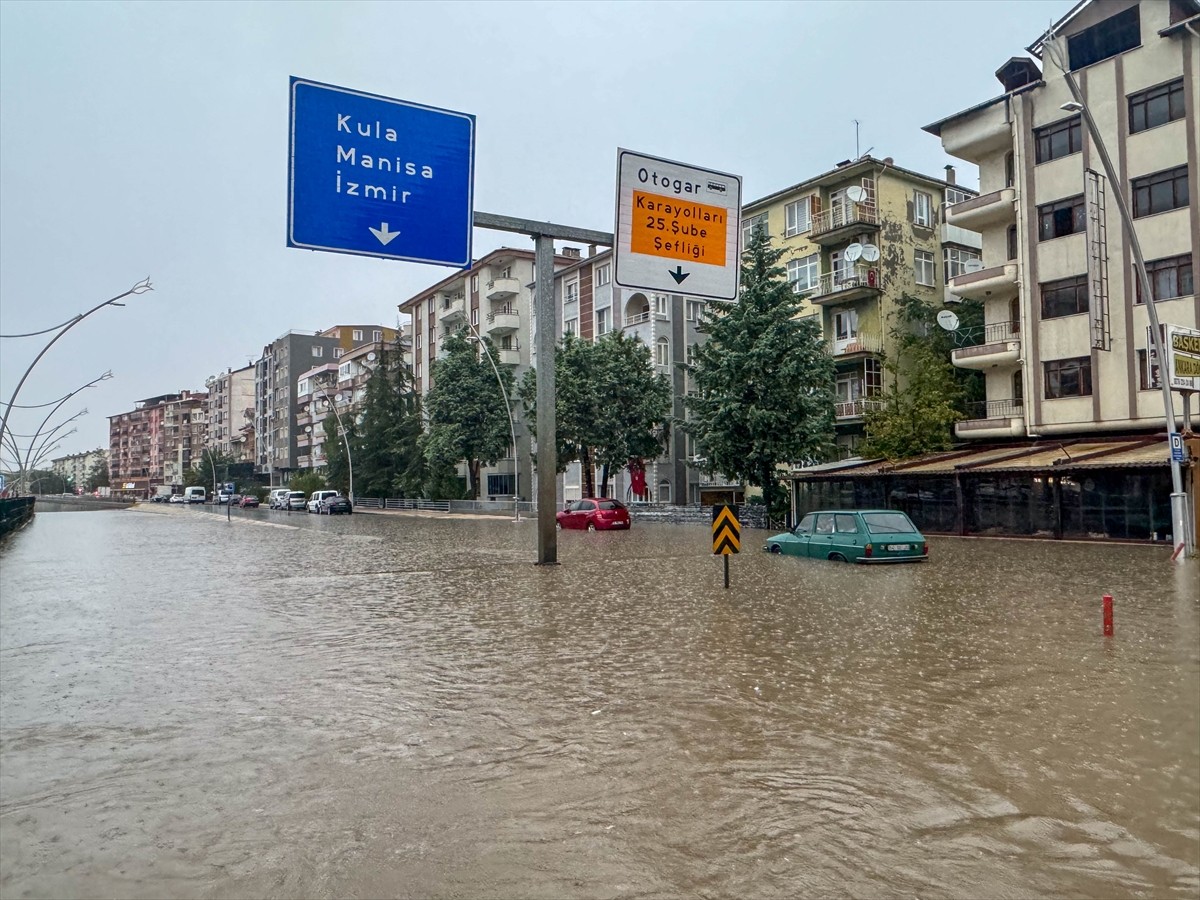 Uşak'ta sağanak hayatı olumsuz etkiledi. Sağanak nedeniyle birçok noktada su birikintileri...