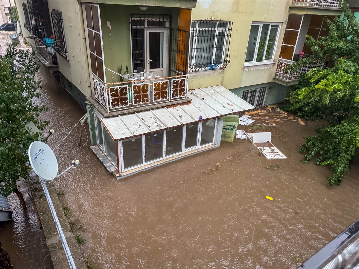 Uşak'ta sağanak hayatı olumsuz etkiledi. Sağanak nedeniyle birçok noktada su birikintileri...