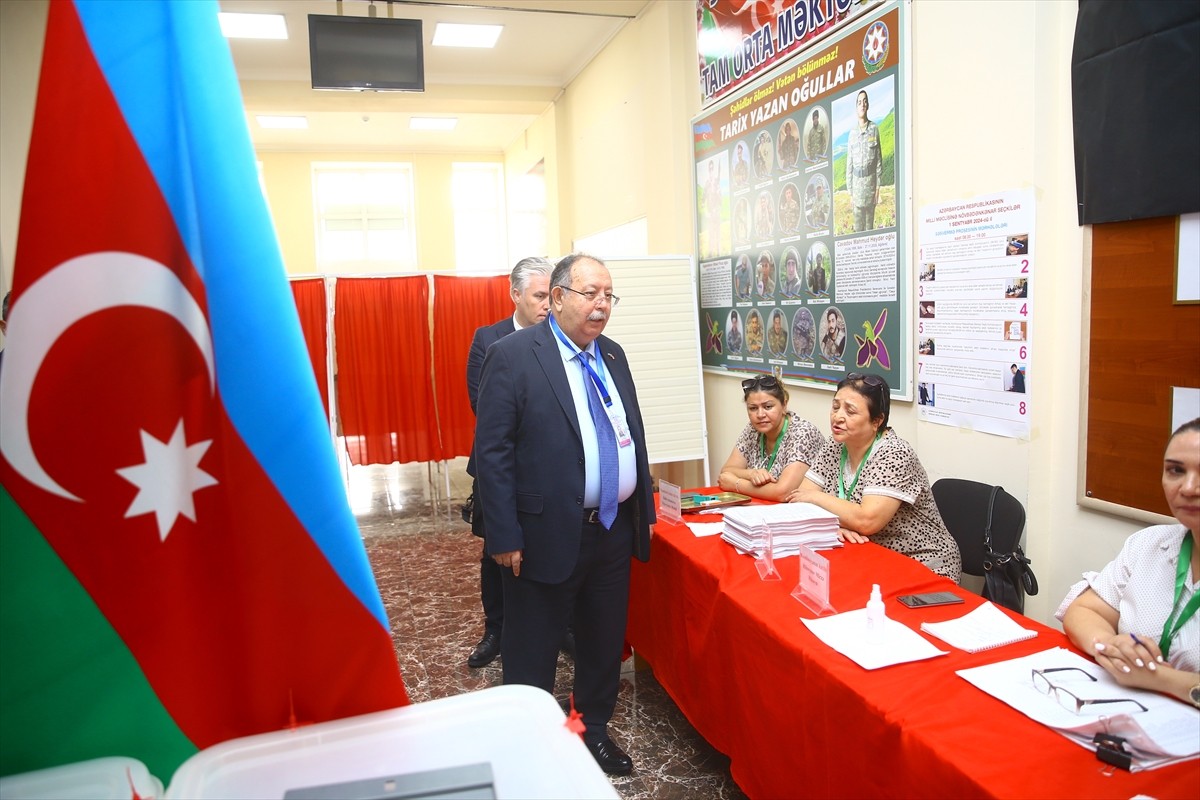 Yüksek Seçim Kurulu (YSK) Başkanı Ahmet Yener (sağda), Azerbaycan'da yapılan 7. Dönem Milli Meclis...