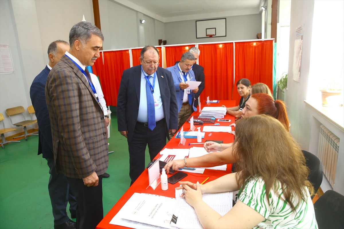 Yüksek Seçim Kurulu (YSK) Başkanı Ahmet Yener (sağda), Azerbaycan'da yapılan 7. Dönem Milli Meclis...