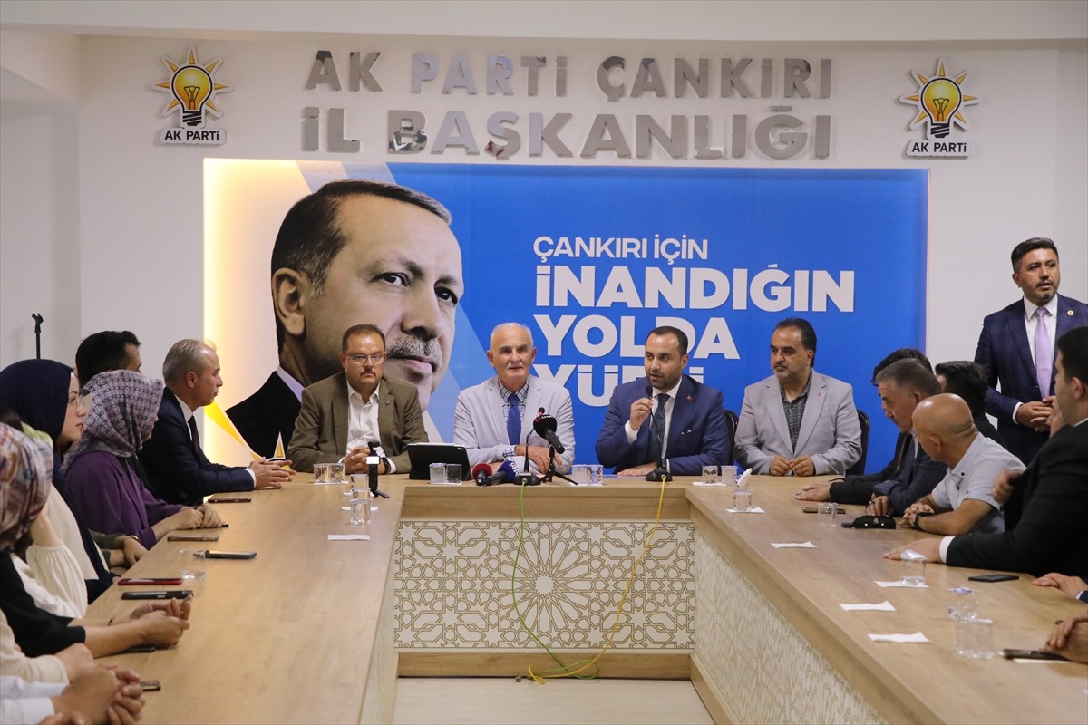 AK Parti Genel Başkan Yardımcısı Yusuf Ziya Yılmaz (ortada), partisinin Çankırı İl Başkanlığında...