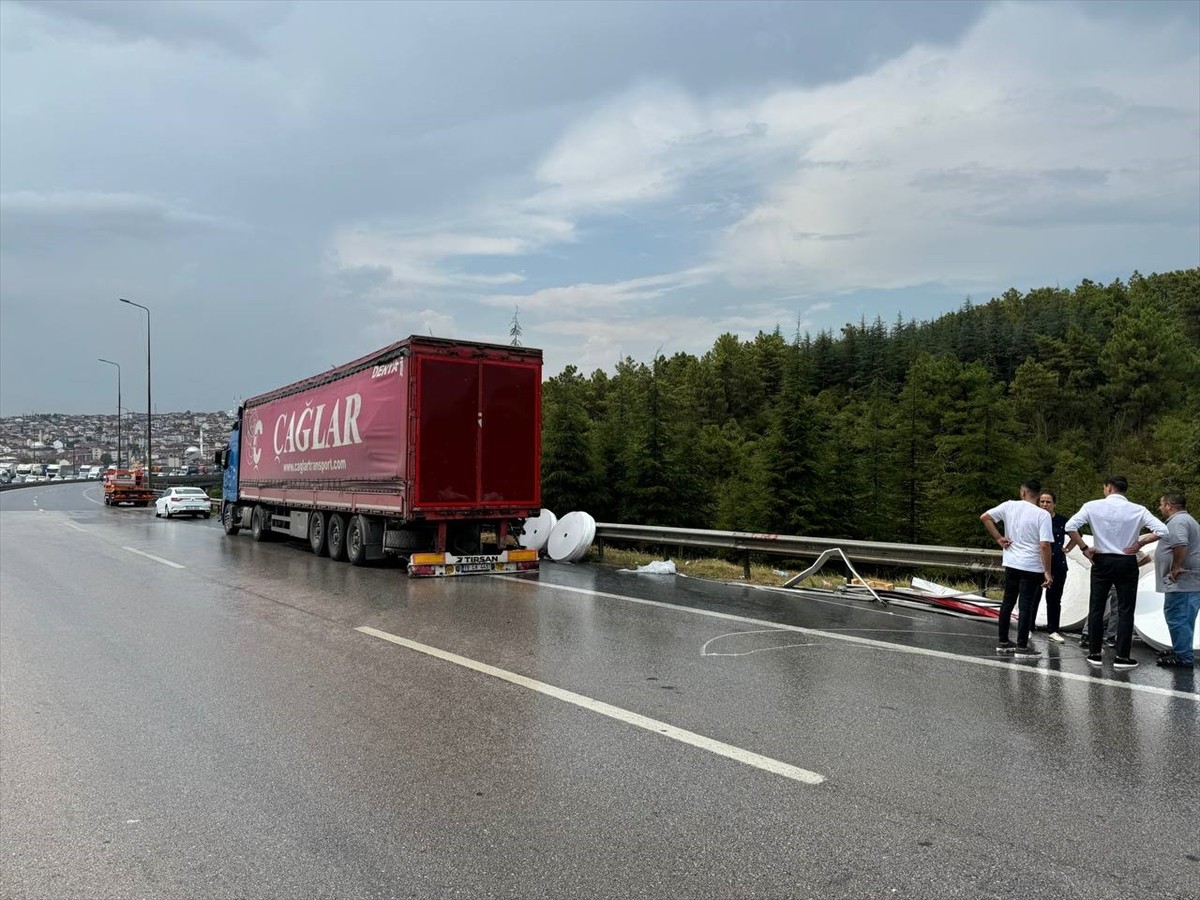 Anadolu Otoyolu'nun Kocaeli kesiminde meydana gelen zincirleme trafik kazası sonucu İstanbul yönü...