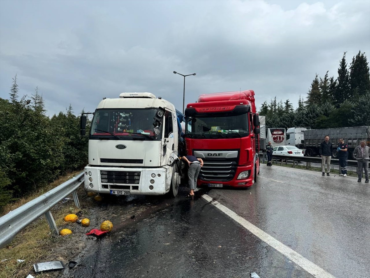 Anadolu Otoyolu'nun Kocaeli kesiminde meydana gelen zincirleme trafik kazası sonucu İstanbul yönü...