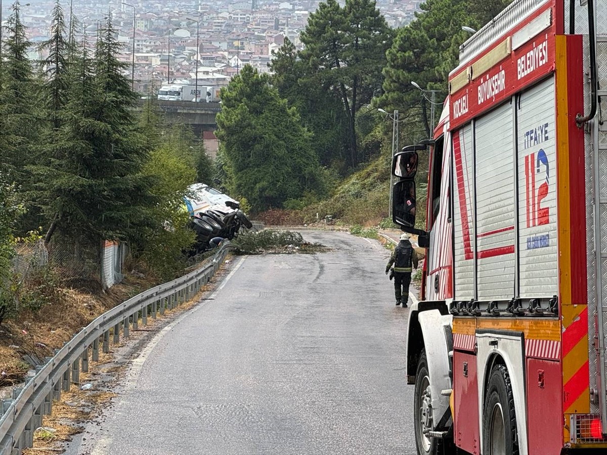 Anadolu Otoyolu'nun Kocaeli kesiminde meydana gelen zincirleme trafik kazası sonucu İstanbul yönü...