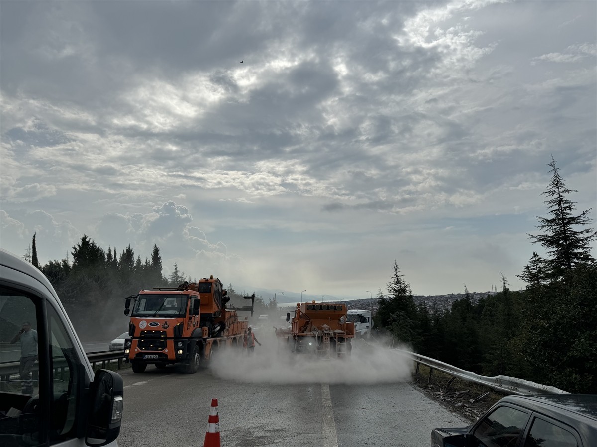 Anadolu Otoyolu'nun Kocaeli kesiminde meydana gelen zincirleme trafik kazası sonucu ulaşıma...