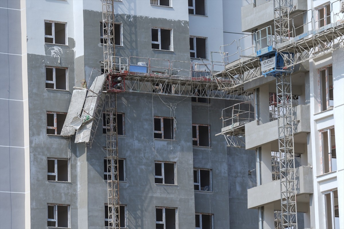 Ankara'nın Sincan ilçesinde bir sitedeki apartman inşaatının 12. katındaki iskelenin çökmesi...