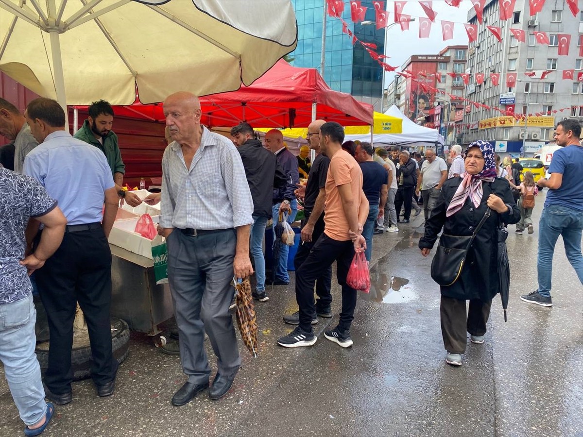 Av yasağının dün sona ermesinin ardından tezgahlardaki yerini almaya başlayan balıklara...