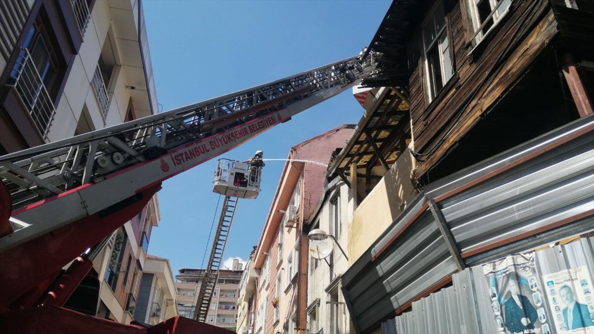 Beyoğlu'nda, 3 katlı binanın çatı katında çıkan yangın itfaiye ekiplerince söndürüldü.