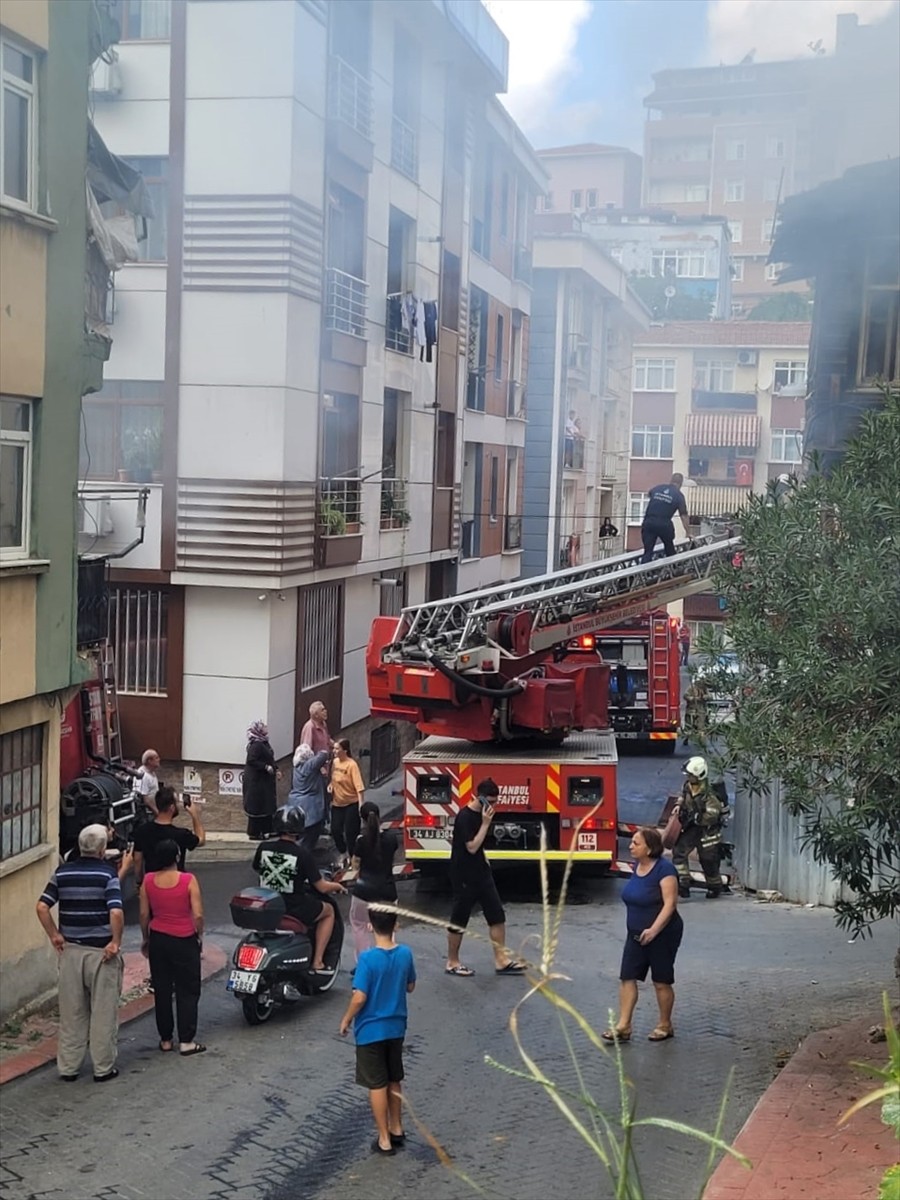 Beyoğlu'nda, 3 katlı binanın çatı katında çıkan yangın itfaiye ekiplerince söndürüldü.