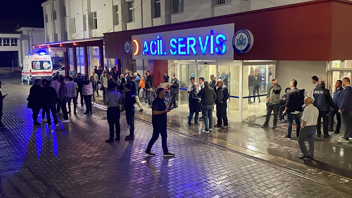 Eskişehir'de, midibüsün yoldan çıkması sonucu meydana gelen kazada yaralanan 14 polis memuru...