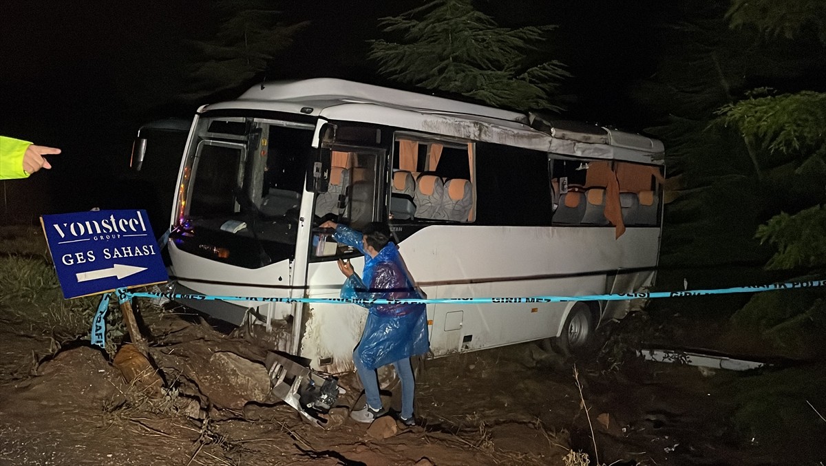 Eskişehir'de, midibüsün yoldan çıkması sonucu meydana gelen kazada yaralanan 14 polis memuru...