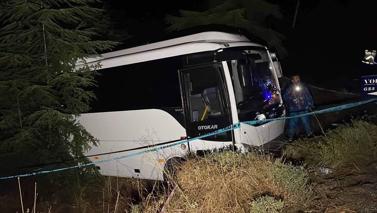 Eskişehir'de, midibüsün yoldan çıkması sonucu meydana gelen kazada yaralanan 14 polis memuru...