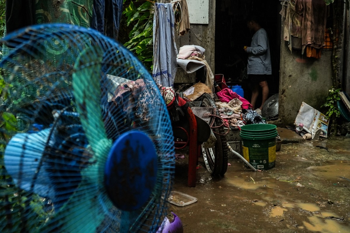 Filipinler'in kuzeyinde etkisini gösteren fırtına ve şiddetli yağışlar hayatı olumsuz etkiledi....