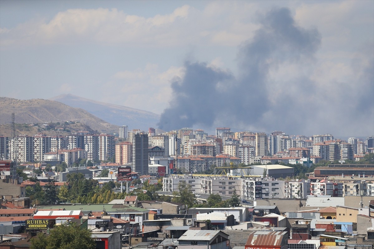 Kayseri Organize Sanayi Bölgesi'nde bir sünger fabrikasında yangın çıktı. Yükselen duman, şehir...