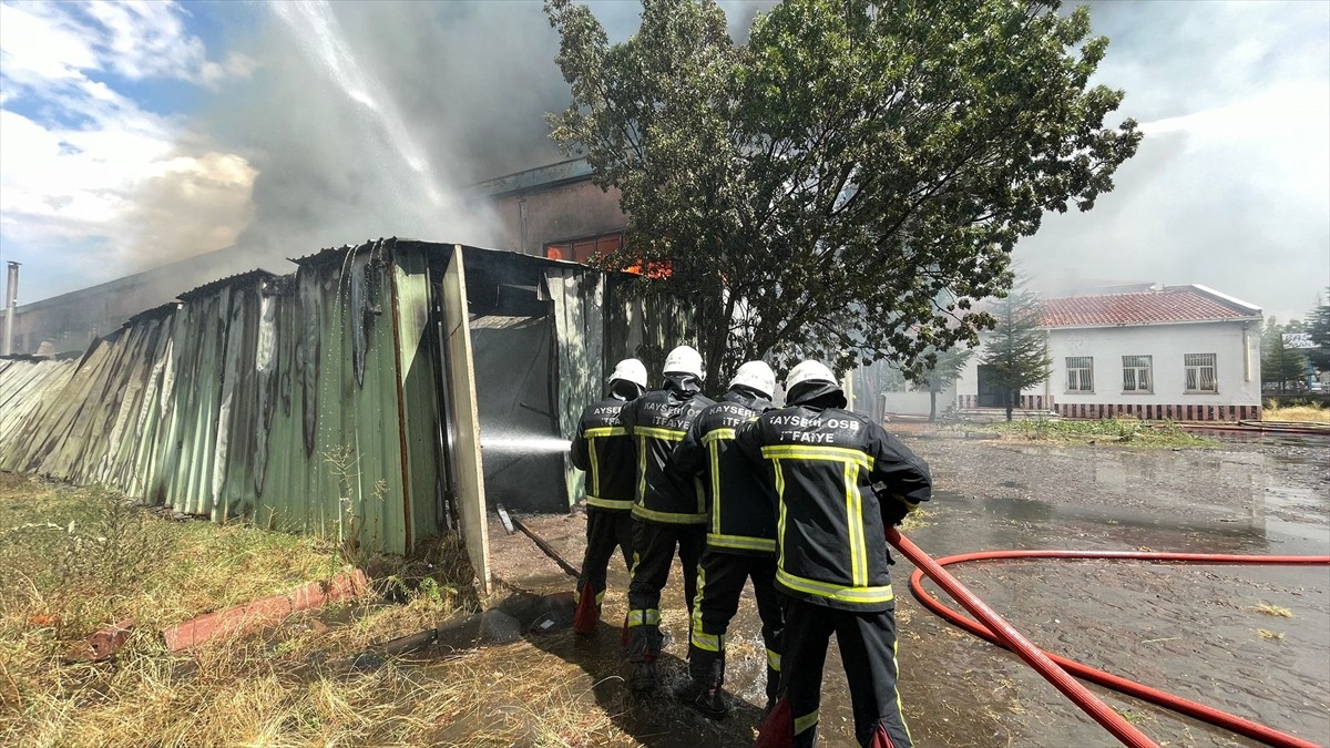 Kayseri'de bir sünger fabrikasında çıkan yangına müdahale ediliyor.