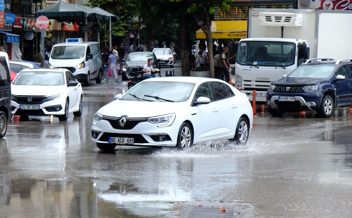 Kırklareli'nde öğleden sonra başlayan sağanak nedeniyle Özgürlük ve Demokrasi Meydanı ile bazı...