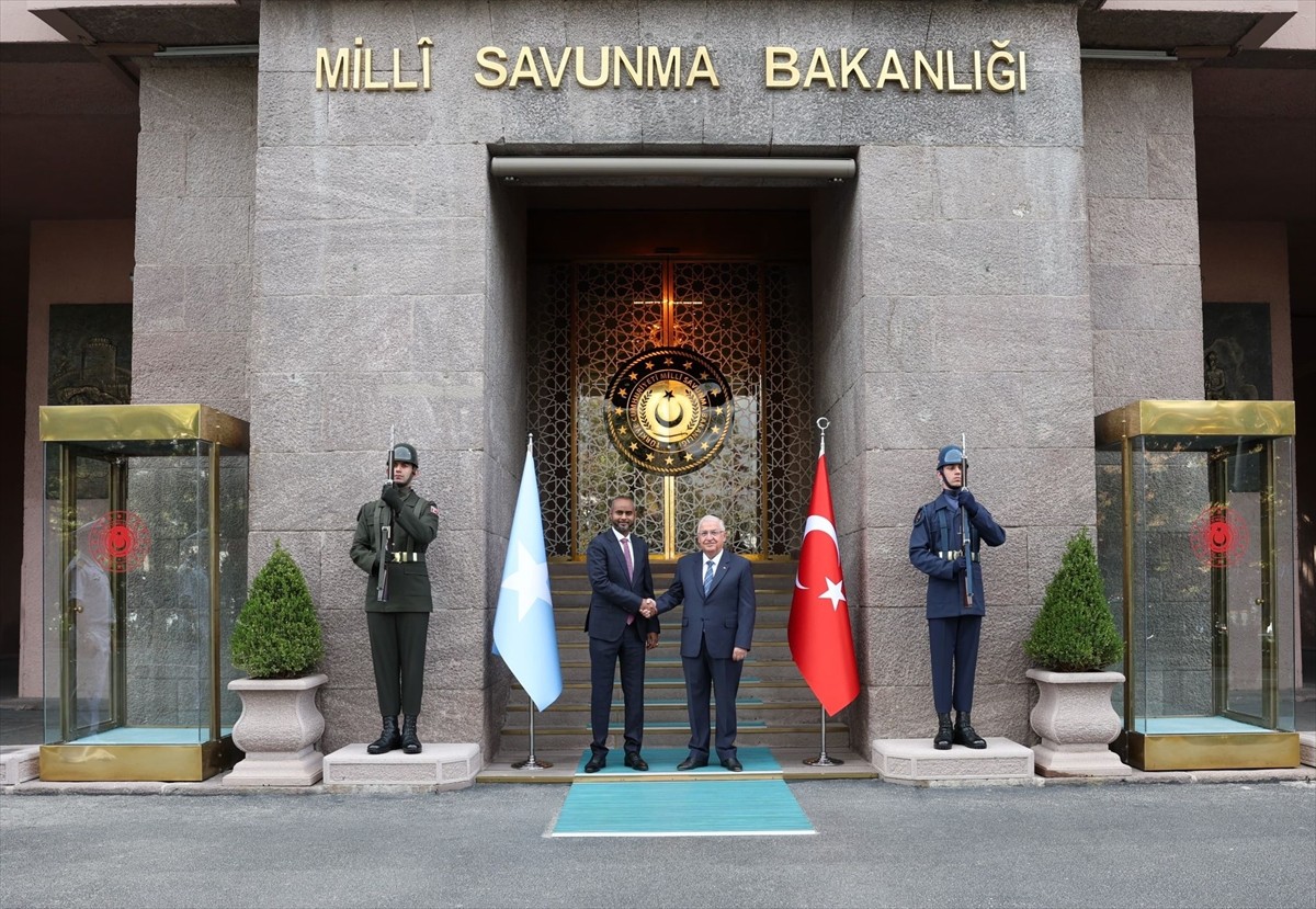 Milli Savunma Bakanı Yaşar Güler (sağda), Somali Savunma Bakanı Abdulkadir Muhammed Nur (ortada)...