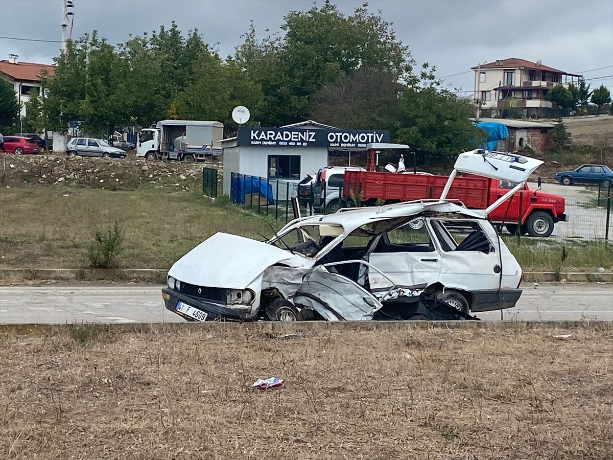 Sakarya'nın Kaynarca ilçesinde iki otomobilin çarpışması sonucu 1 kişi öldü, 1 kişi...