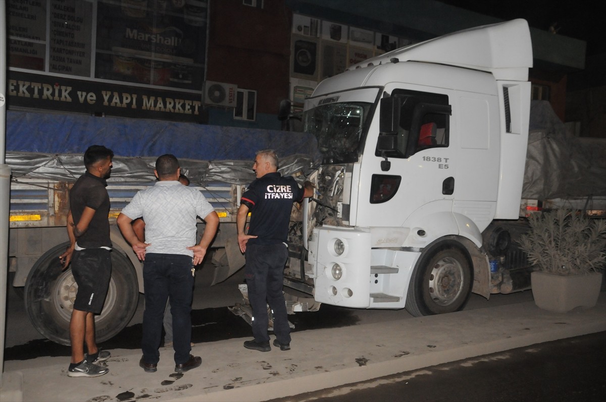 Şırnak'ın Cizre ilçesinde, freni boşalan tır önce otomobile, daha sonra da tıra çarparak...