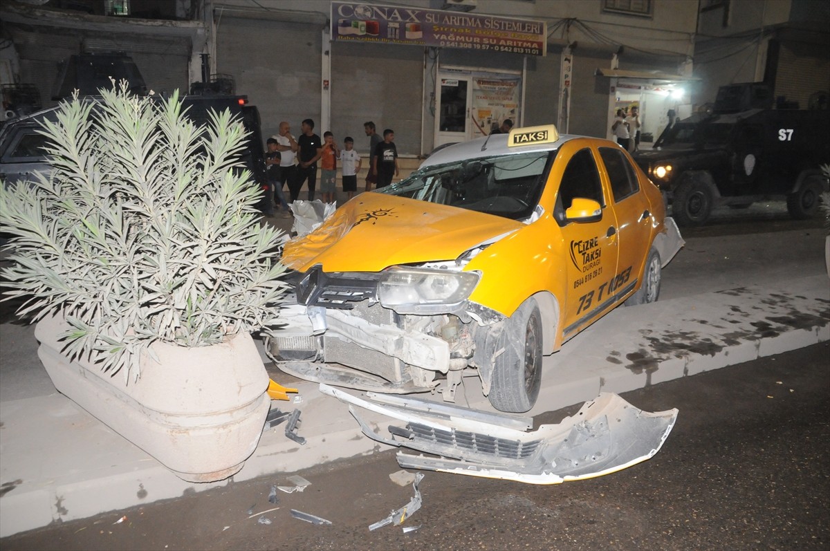 Şırnak'ın Cizre ilçesinde, freni boşalan tır önce otomobile, daha sonra da tıra çarparak...