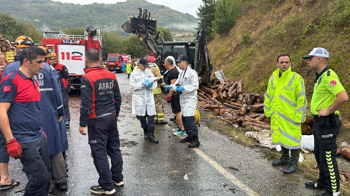 Zonguldak'ın Gökçebey ilçesinde yolcu otobüsüyle kamyonun çarpışması sonucu 2 kişi yaşamını...