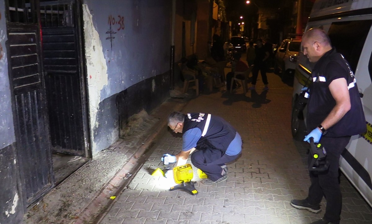 Adana'nın merkez Yüreğir ilçesinde evinde silahlı saldırıya uğrayan kişi yaralandı. Olay yerine...