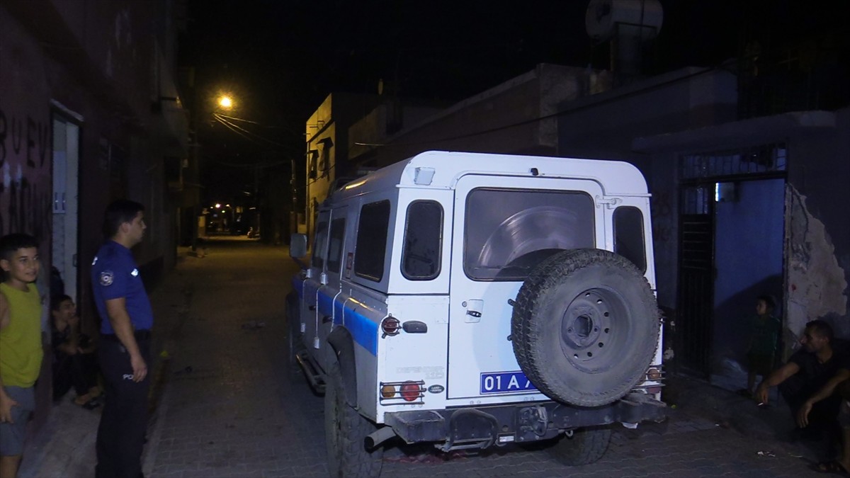 Adana'nın merkez Yüreğir ilçesinde evinde silahlı saldırıya uğrayan kişi yaralandı. Olay yerine...