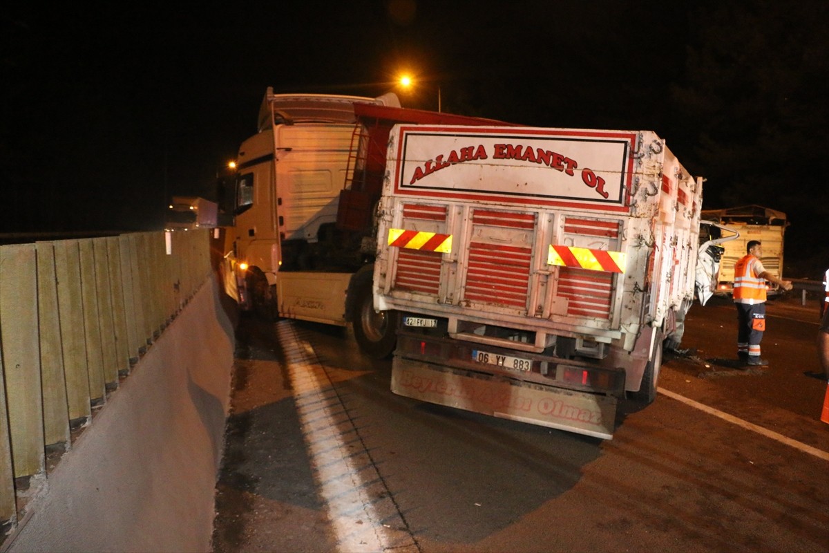 Adana'nın Pozantı ilçesinde iki araç rampayı çıktığı sırada geri geri giden tırla...