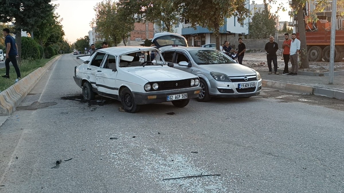 Adıyaman'da iki otomobilin çarpıştığı kazada 3 kişi yaralandı.