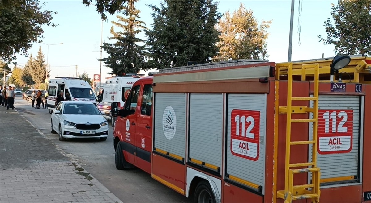 Adıyaman'da iki otomobilin çarpıştığı kazada 3 kişi yaralandı.