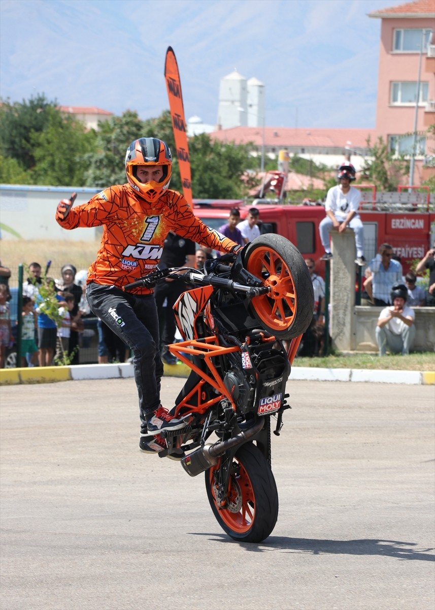 Çocuk yaşlarda çırak olarak başladığı bisiklet tamirciliğinde akrobasi sporuyla tanışarak Türkiye...