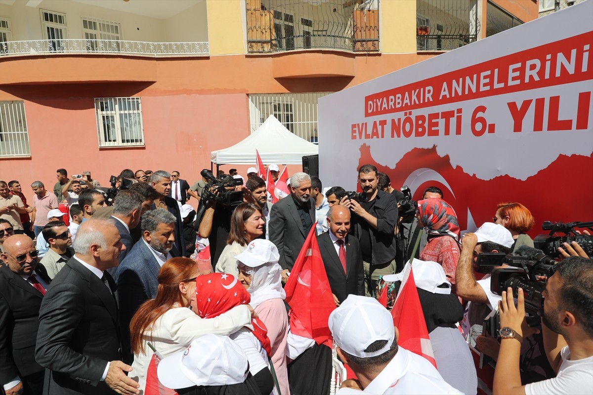 Dağa kaçırılan çocukları için eski HDP il binası önünde oturma eylemi yapan Diyarbakır annelerinin...