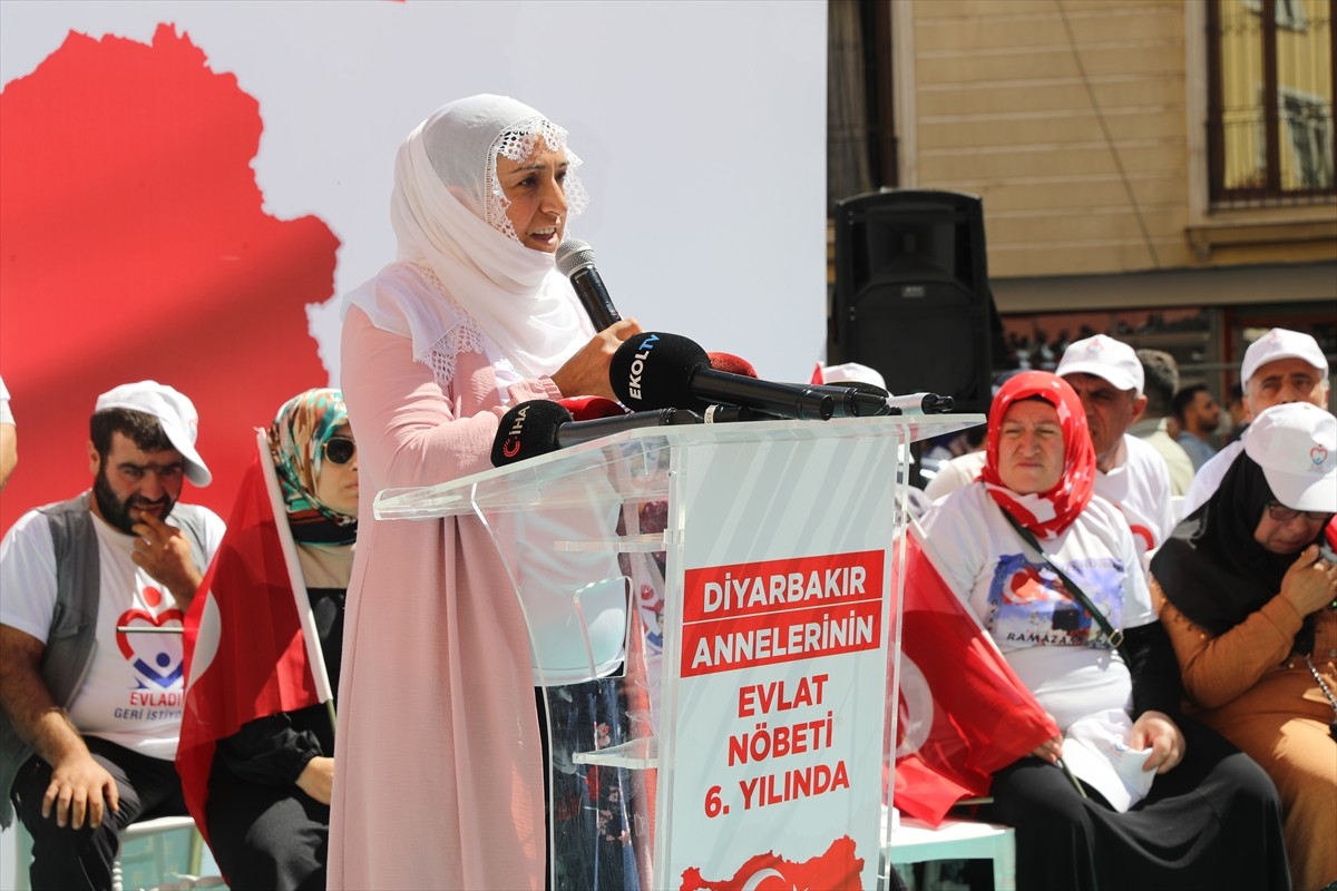 Dağa kaçırılan çocukları için eski HDP il binası önünde oturma eylemi yapan Diyarbakır annelerinin...