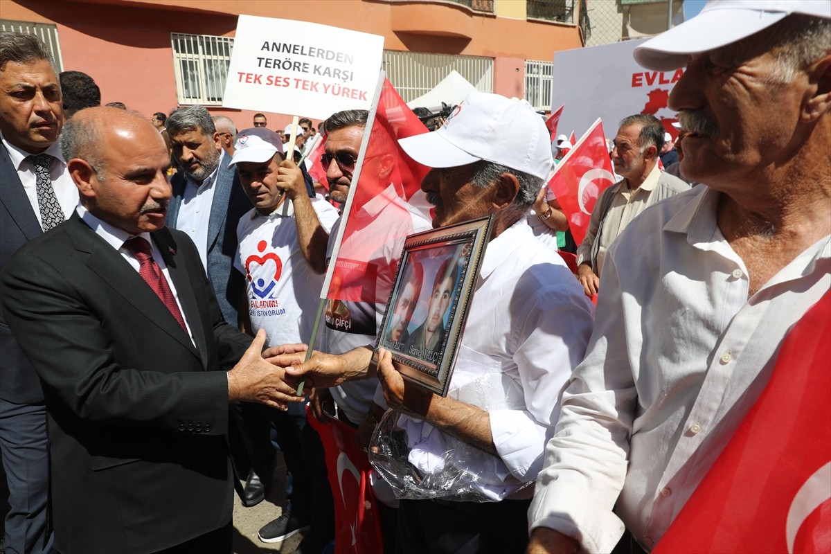 Dağa kaçırılan çocukları için eski HDP il binası önünde oturma eylemi yapan Diyarbakır annelerinin...