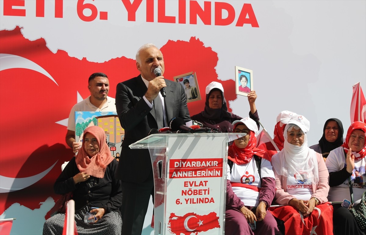 Dağa kaçırılan çocukları için eski HDP il binası önünde oturma eylemi yapan Diyarbakır annelerinin...