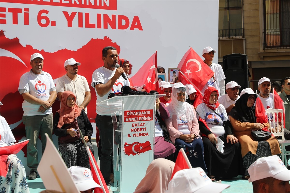 Dağa kaçırılan çocukları için eski HDP il binası önünde oturma eylemi yapan Diyarbakır annelerinin...