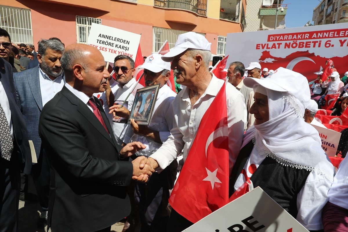 Dağa kaçırılan çocukları için eski HDP il binası önünde oturma eylemi yapan Diyarbakır annelerinin...