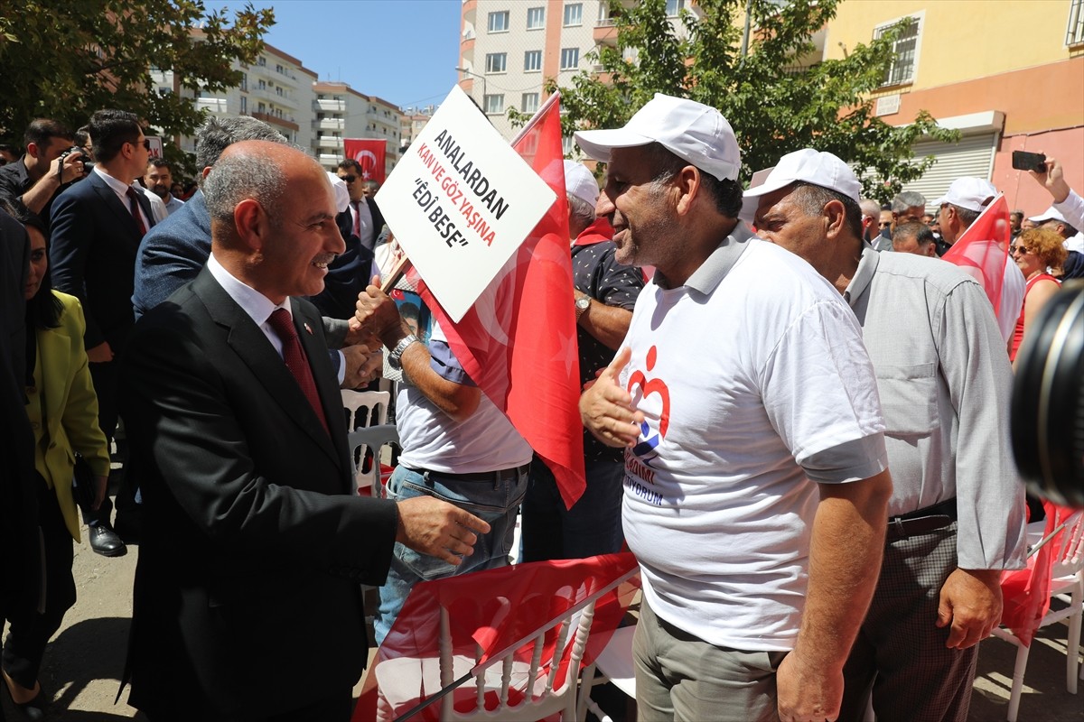 Dağa kaçırılan çocukları için eski HDP il binası önünde oturma eylemi yapan Diyarbakır annelerinin...