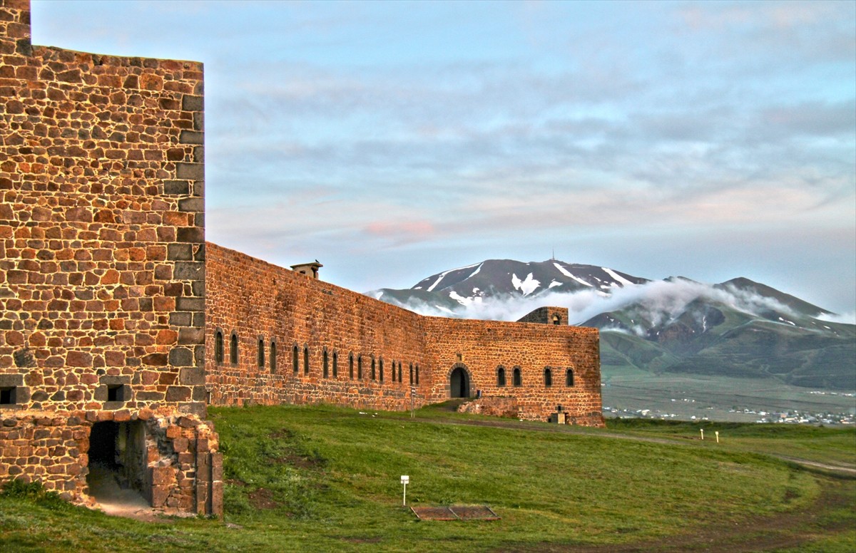 Erzurum'da, Sultan Abdülmecid döneminde 2 bin 42 rakımda yapılan Mecidiye Tabya'sı ihtişamıyla...