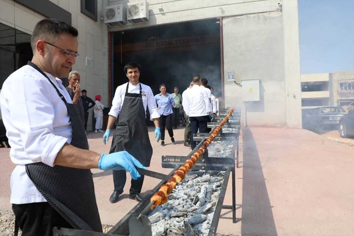 GastroAntep Kültür Yolu Festivali kapsamında, 500 ustanın 2,5 kilometre uzunluğunda "dünyanın en...