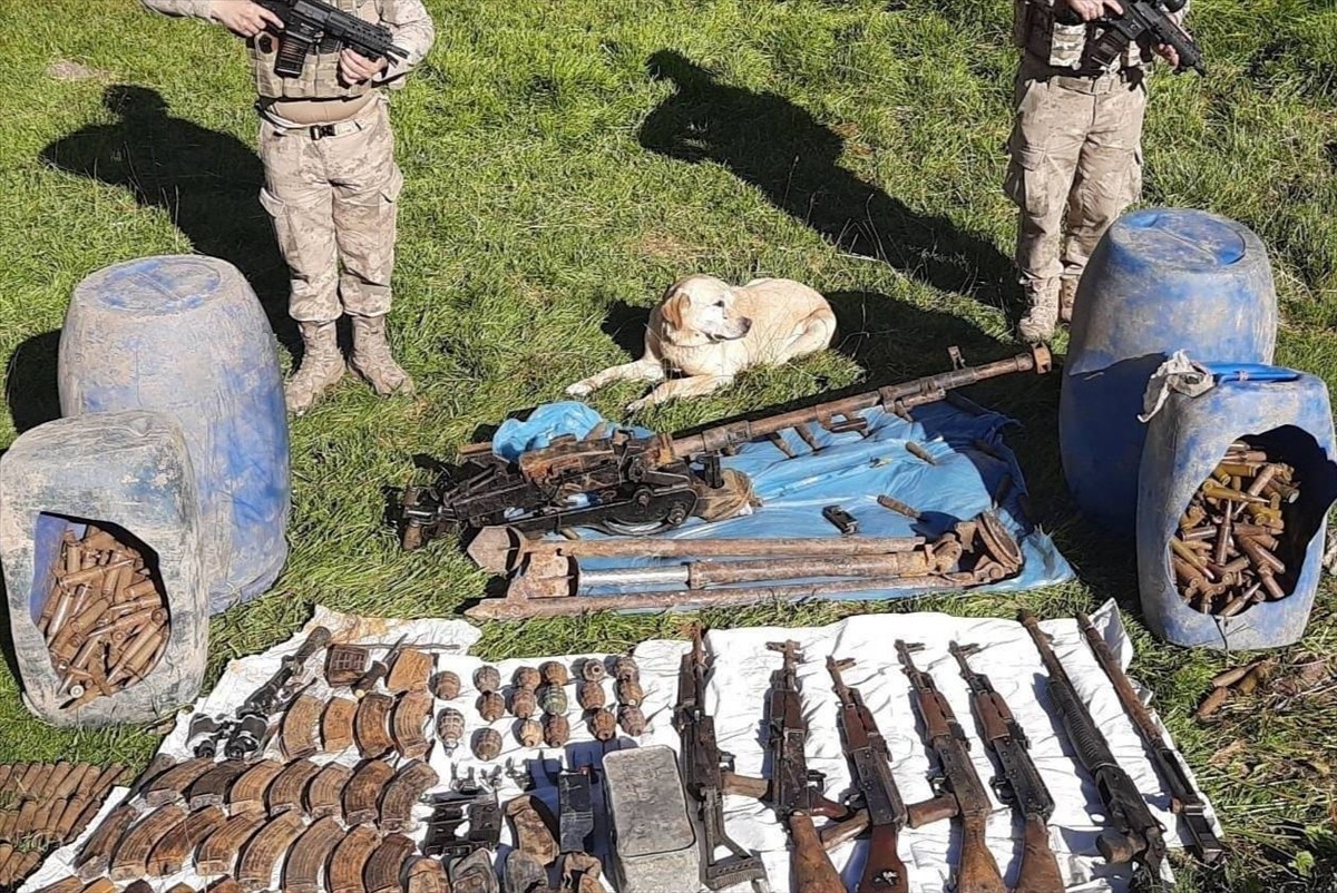 Hakkari'nin Şemdinli ilçesinde terör örgütü PKK'ya yönelik operasyonda mağara ve sığınağa...