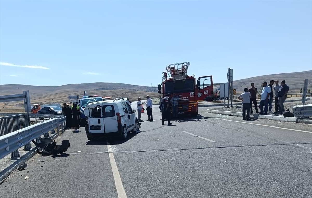 Sivas'ın Ulaş ilçesinde üç aracın karıştığı zincirleme trafik kazasında 9 kişi...